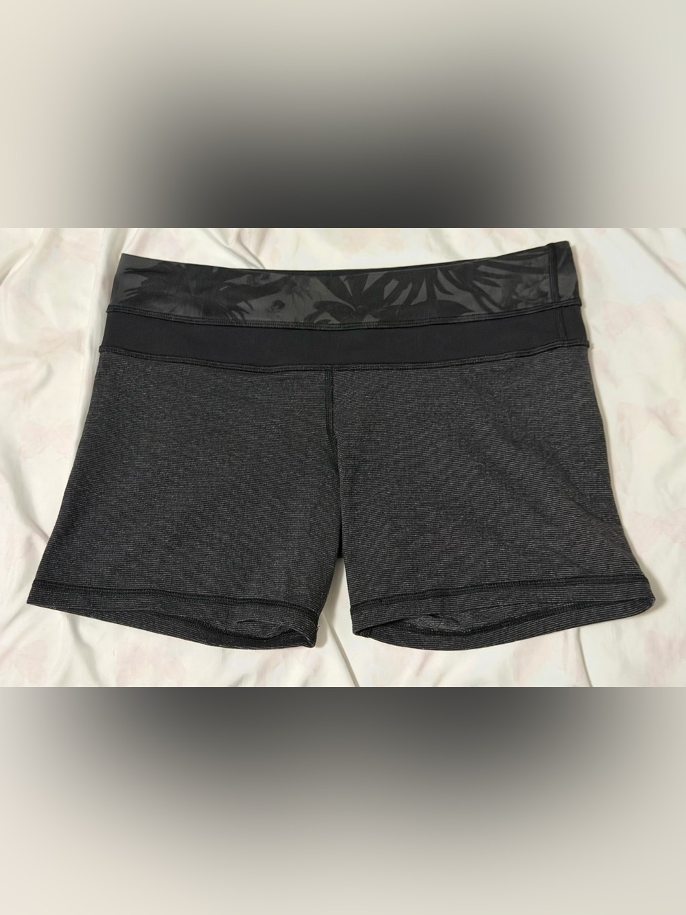 Lululemon: Women’s Shorts- Size 8 (inseam approx 5in)